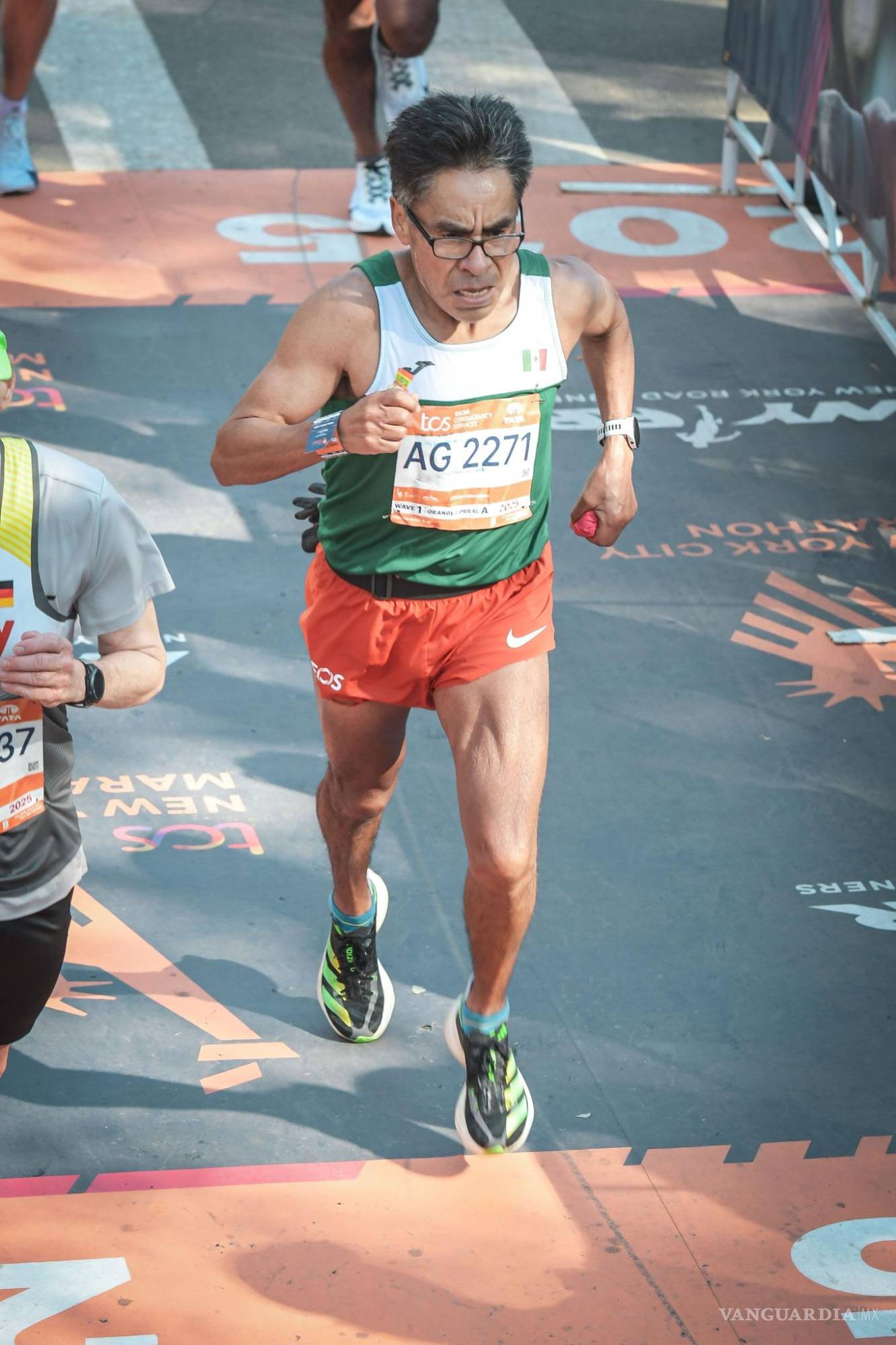 $!Durante seis meses, Colin siguió un program  de entrenamiento que alcanzó hasta 180 kilómetros por semana para llegar en óptimas condiciones.