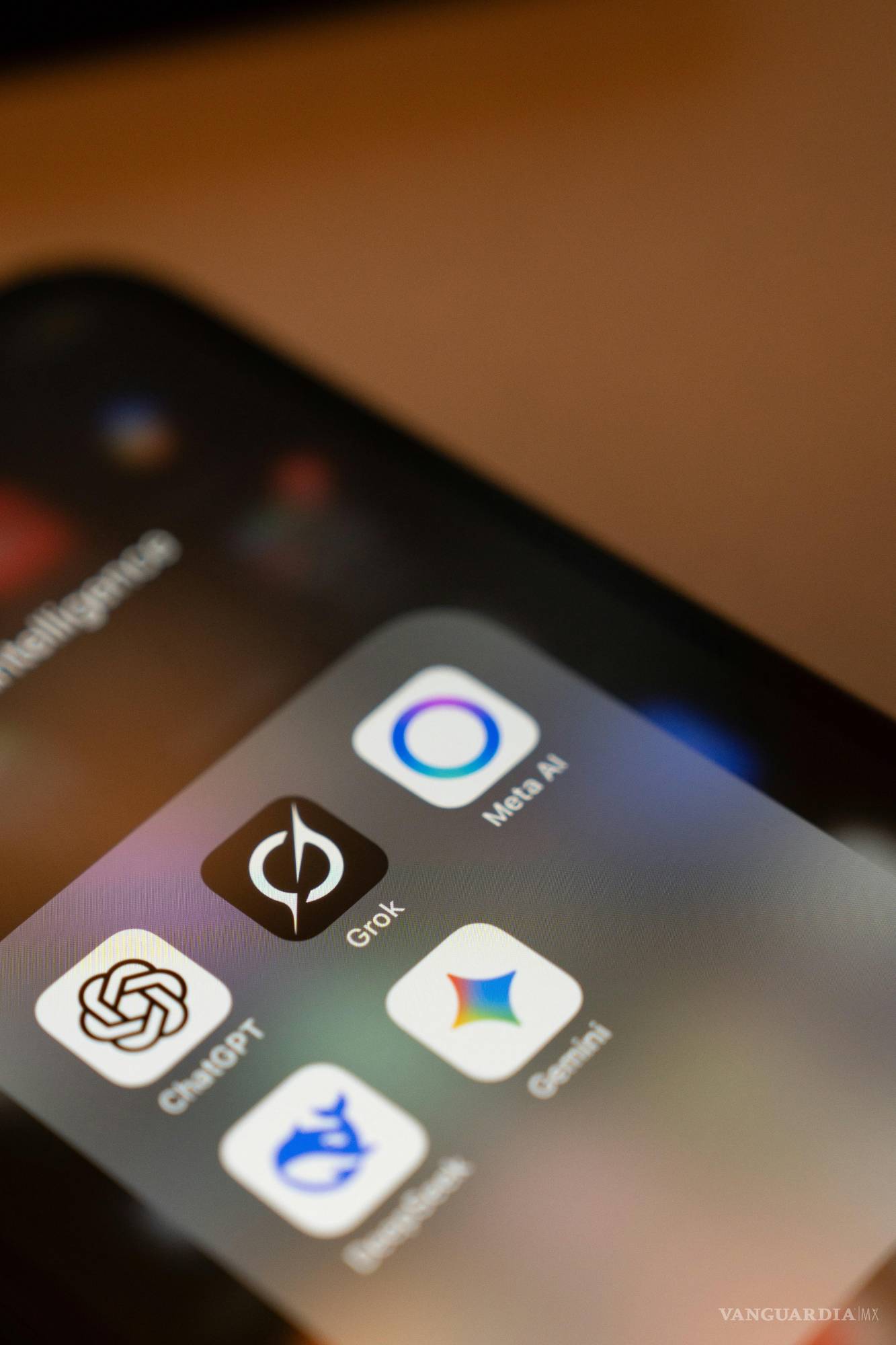 $!Mientras empresas como OpenAI o Google mantienen filtros estrictos, las frágiles barreras de Grok han generado indignación a nivel global.