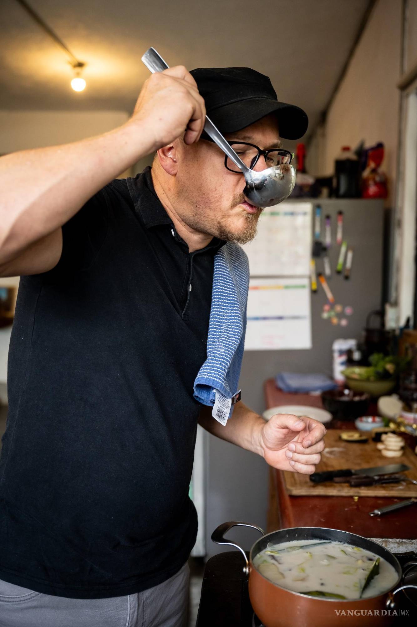 $!Su curiosidad lo ha llevado a caminos inesperados, como forjar un cuchillo.