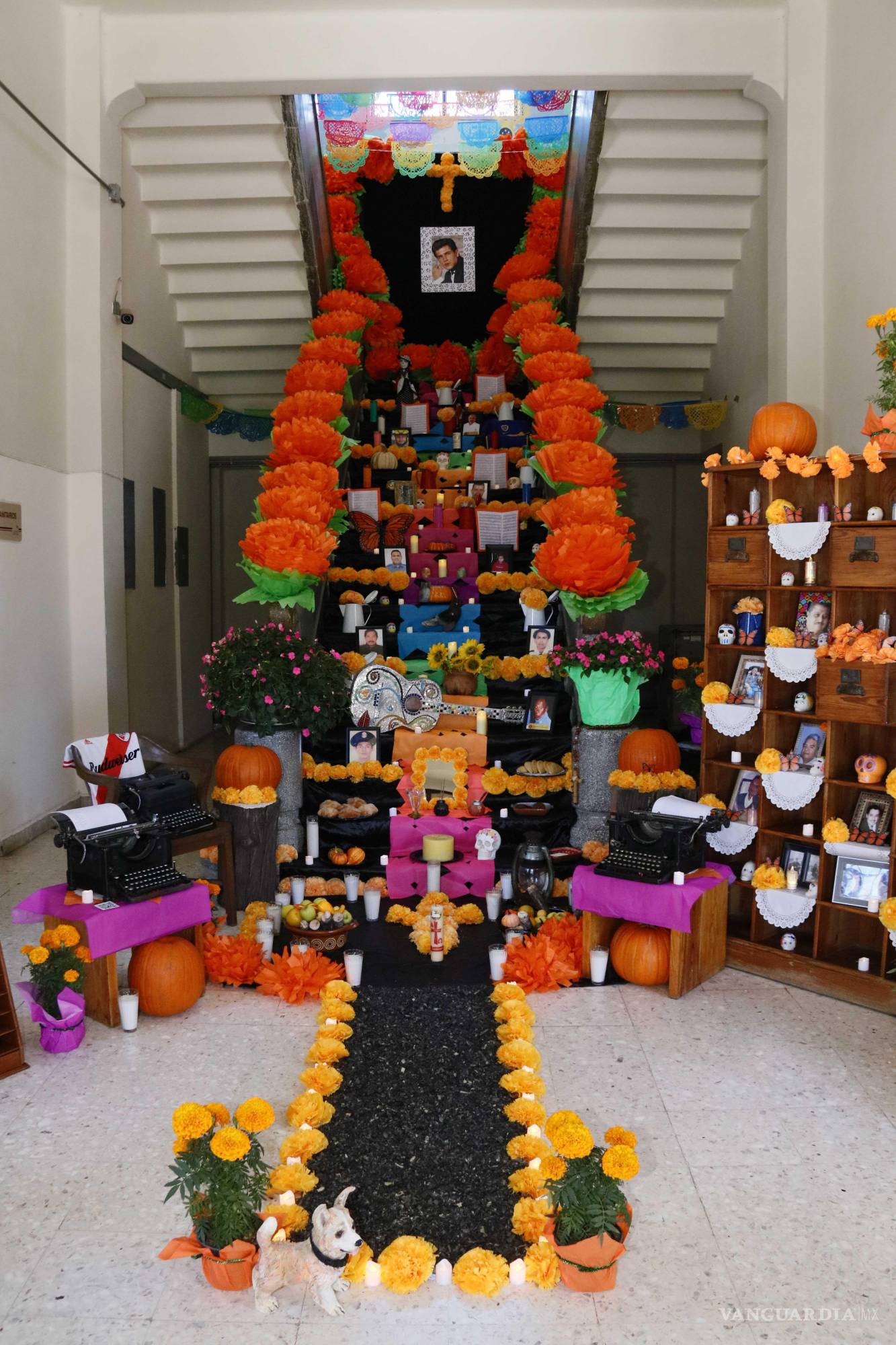 $!Altar que honra a Leo Dan, bomberos caídos y familiares del archivo, con código QR para escuchar las canciones del artista.