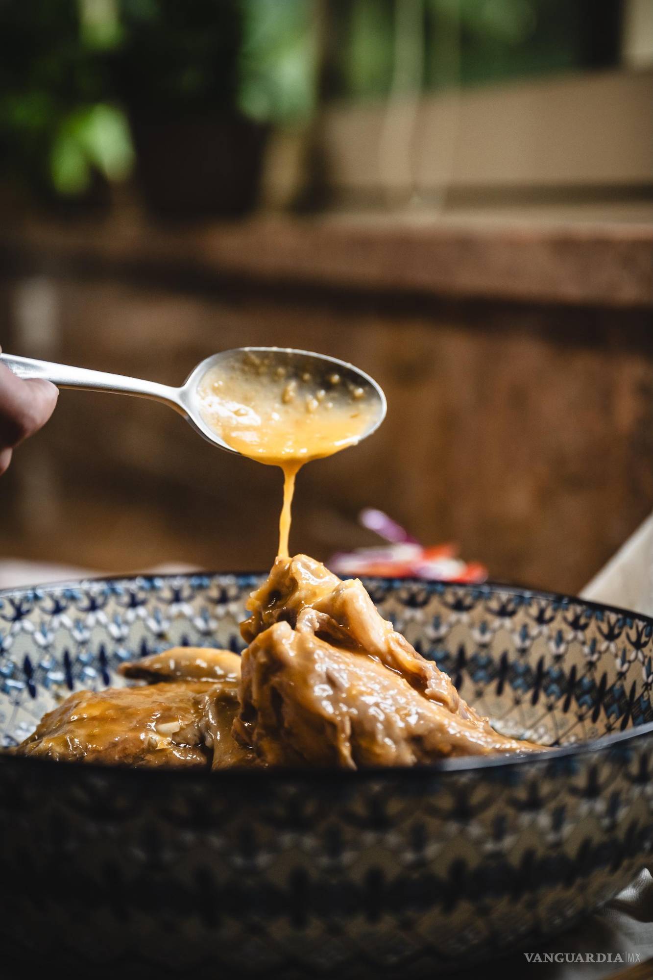 $!La salsa con la que se baña el cabrito listo.