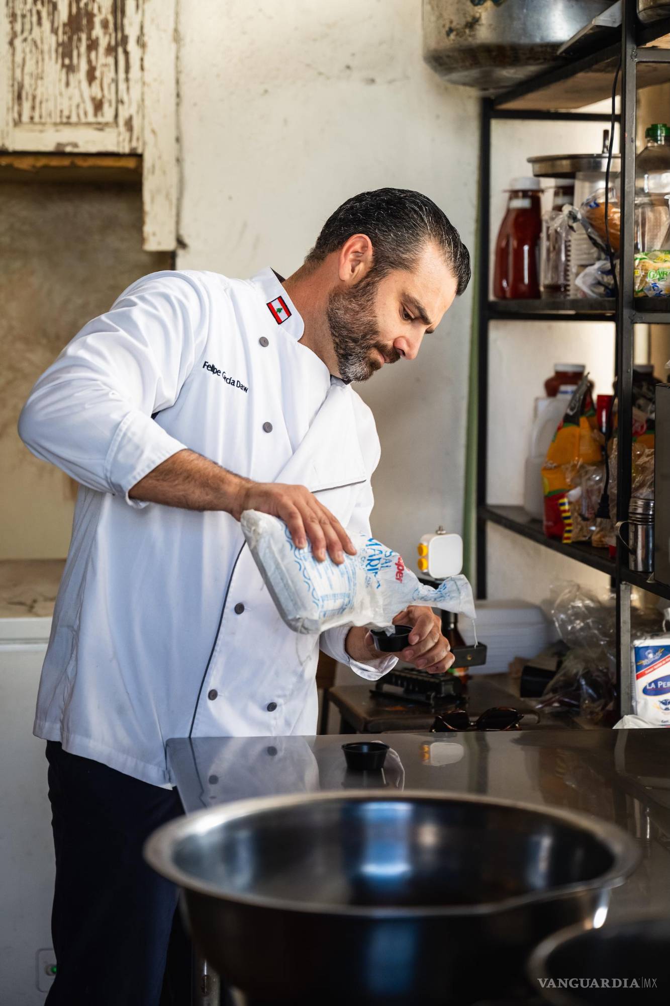 $!El primer toque esencial: la sal cae con precisión y memoria.