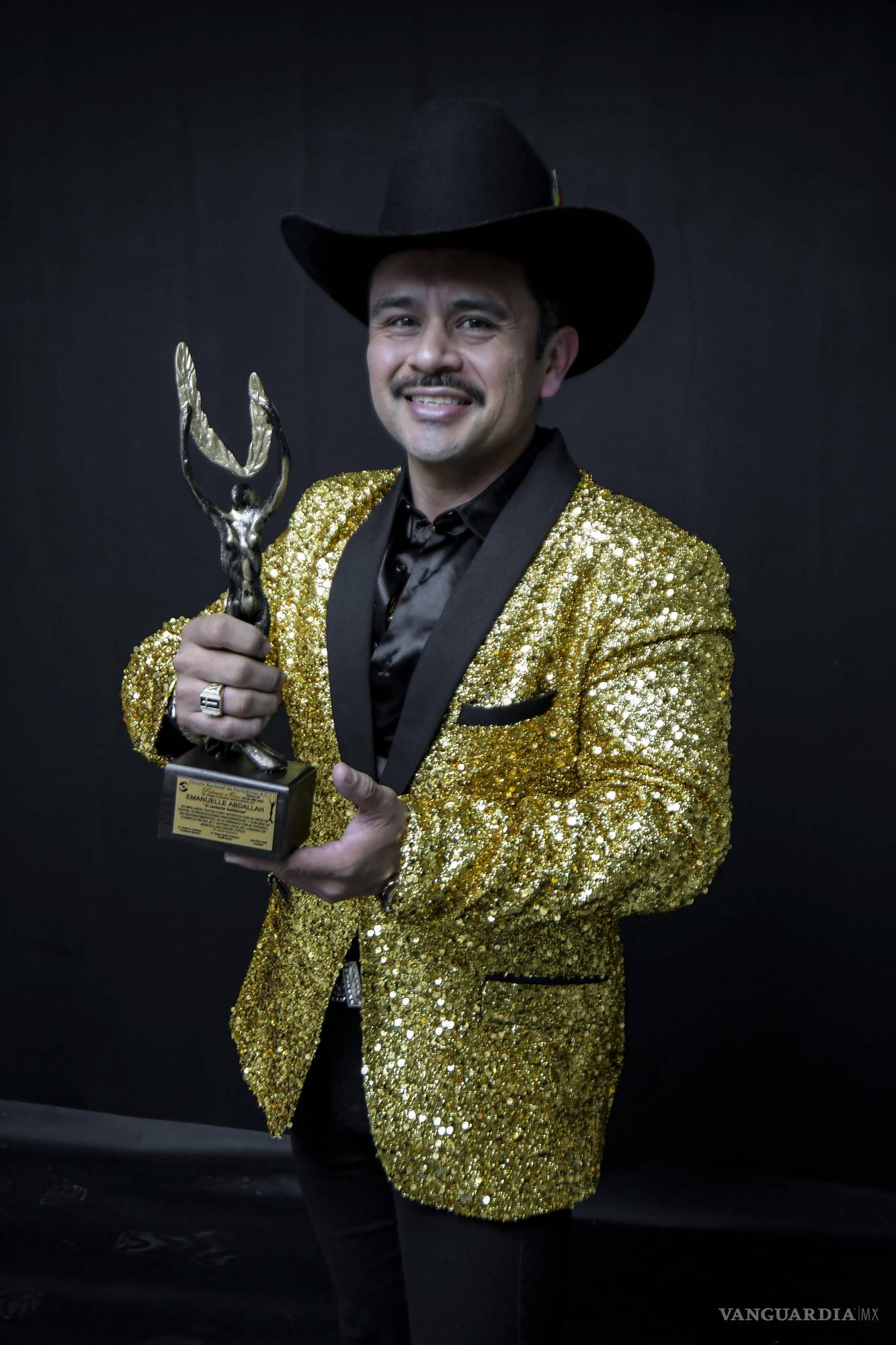 $!El galardón fue bien recibido por el cantante saltillense.