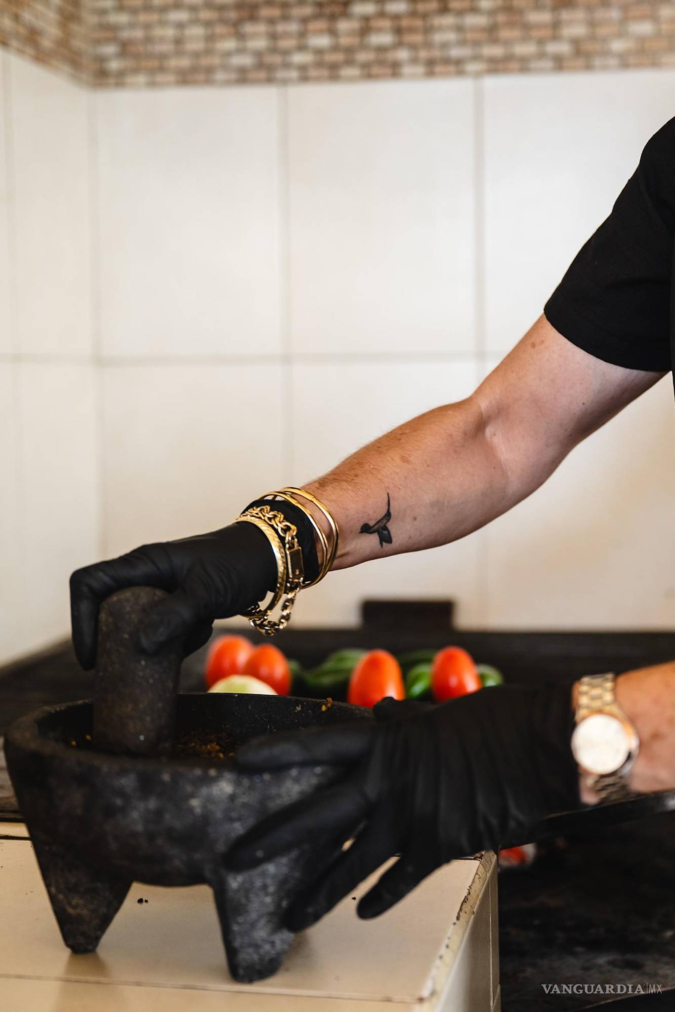 $!Con precisión y sabor, Paty prepara la salsa que acompaña sus asados.