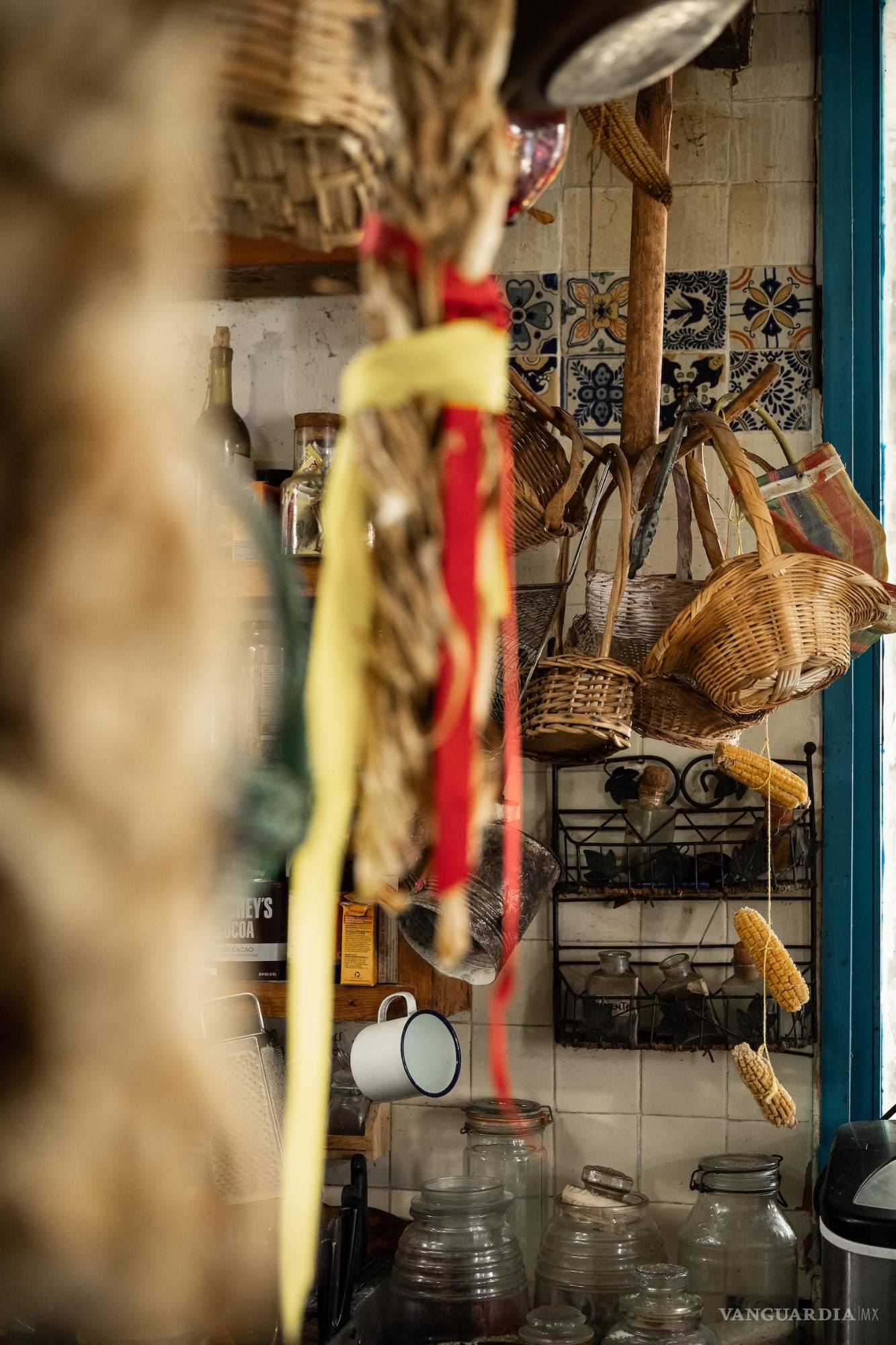 $!Entre canastos, ajos y aromas, la cocina se convierte en melodía.