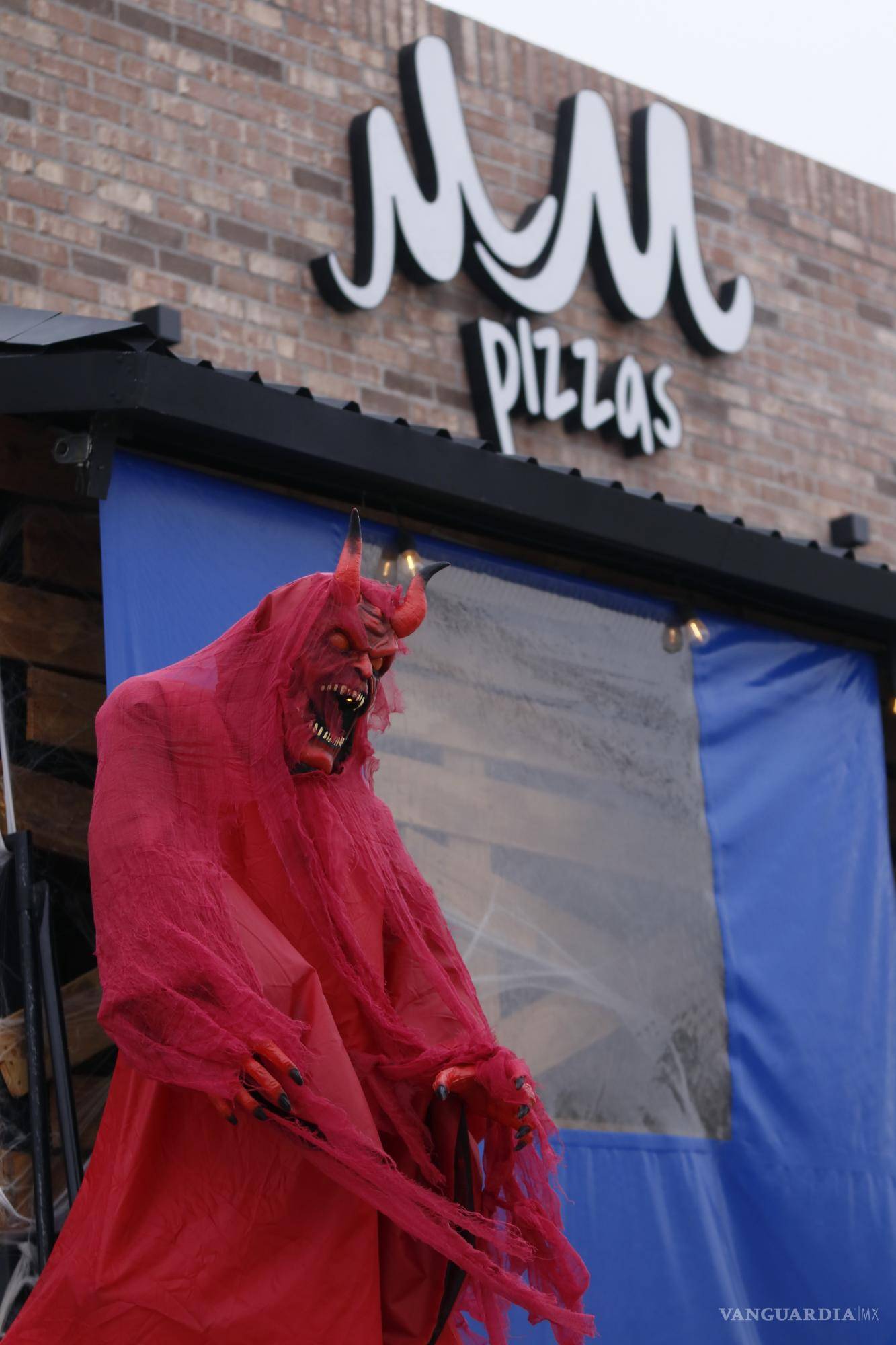 $!Un terrorífico recibimiento te espera en la sucursal sur de MM Pizzas.