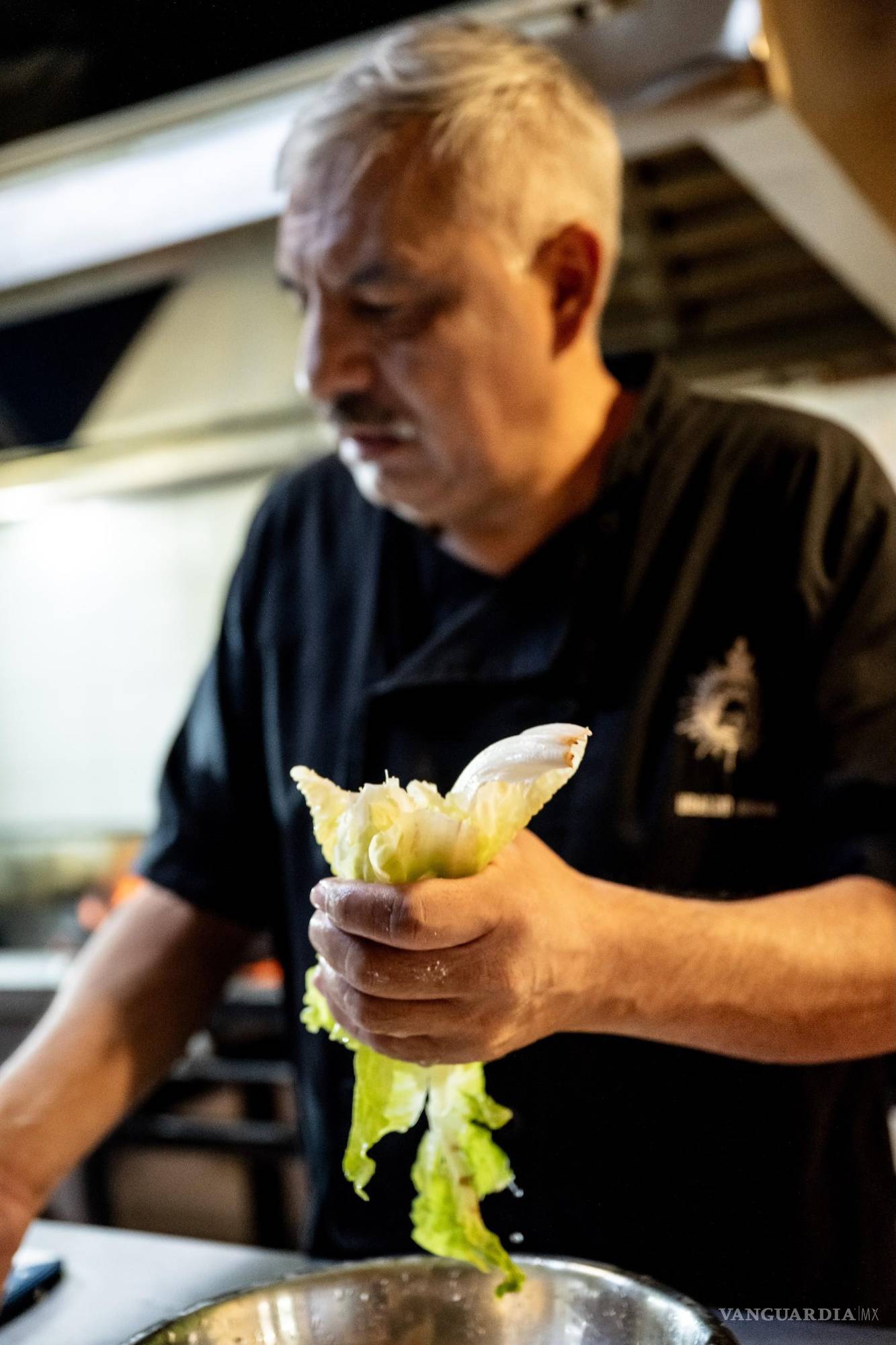 $!Las manos de Ubaldo preparan la ensalada con la misma disciplina que aplica al fuego.