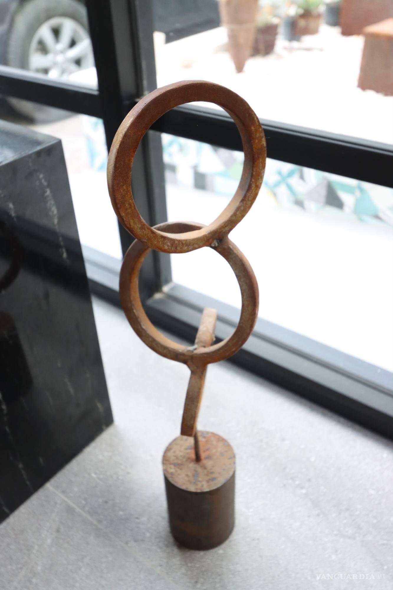 $!Complementa los espacios la obra gráfica original de González Zozaya y de otros artistas.