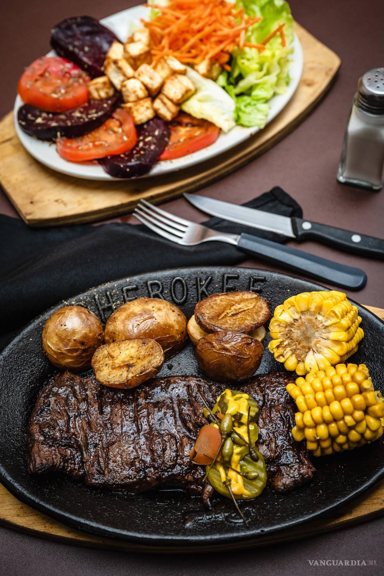 $!Jugosa, dorada y acompañada de papas y elote: la arrachera que define la mesa del Cherokee.