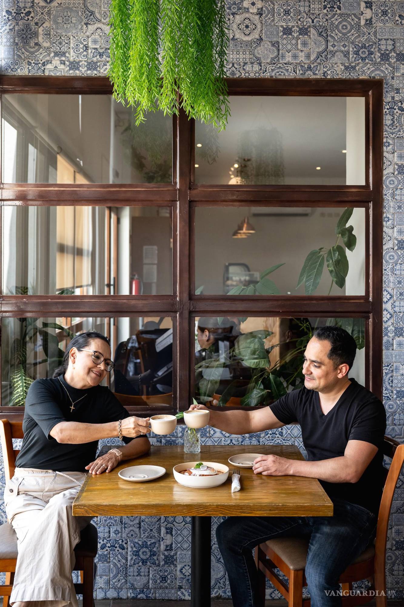 $!Un brindis sencillo, como su cocina: hecha para compartirse.