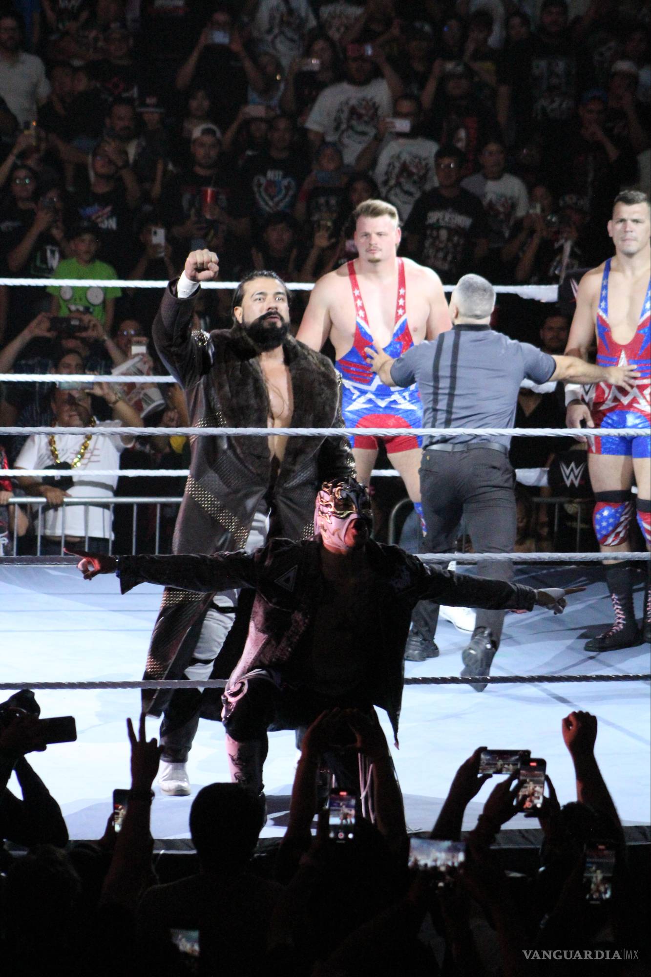 $!Dan estrellas de la WWE un Supershow en Monterrey