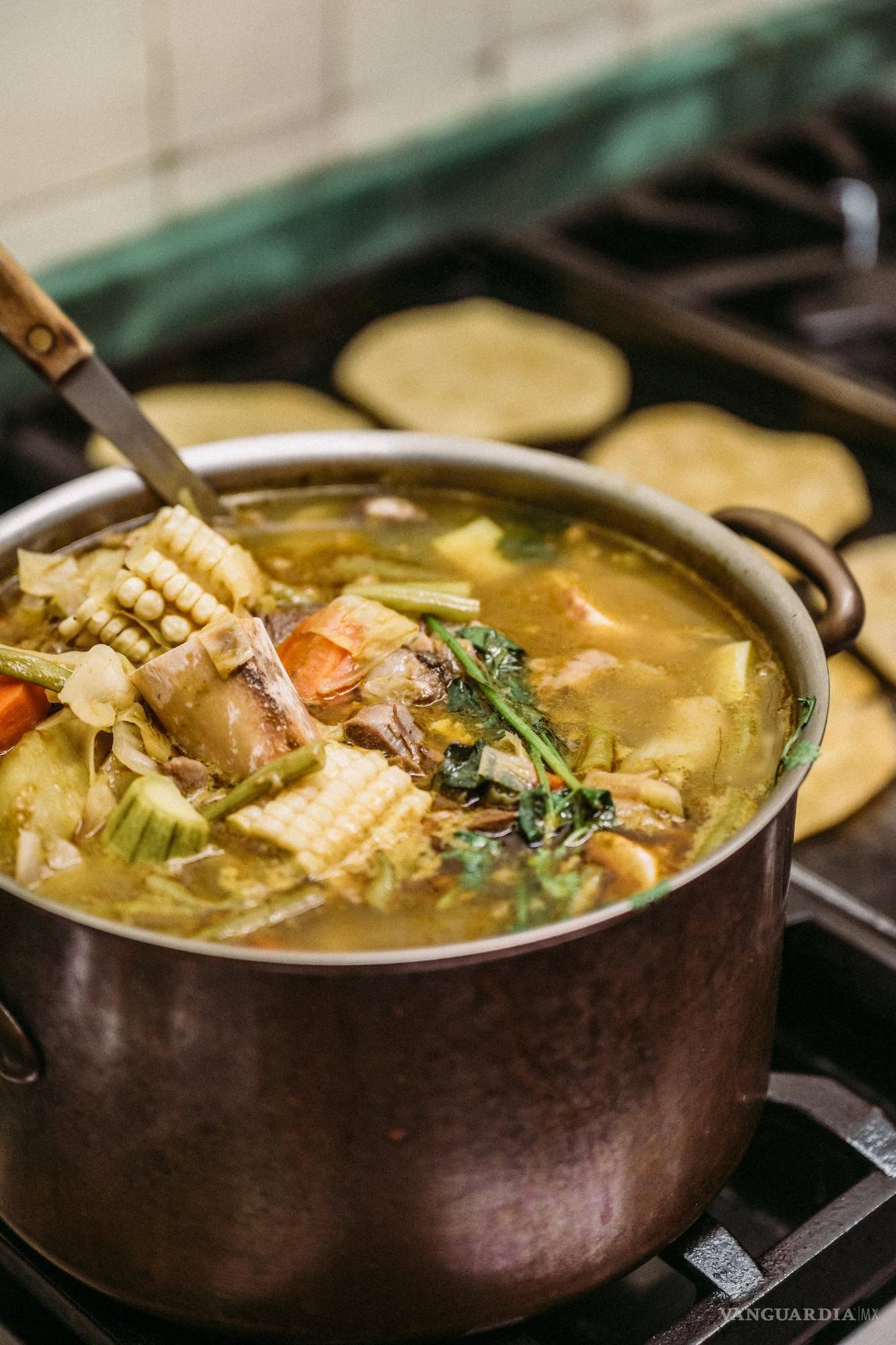 $!El caldo de res es uno de los platillos que más se vende cuando hace frío.