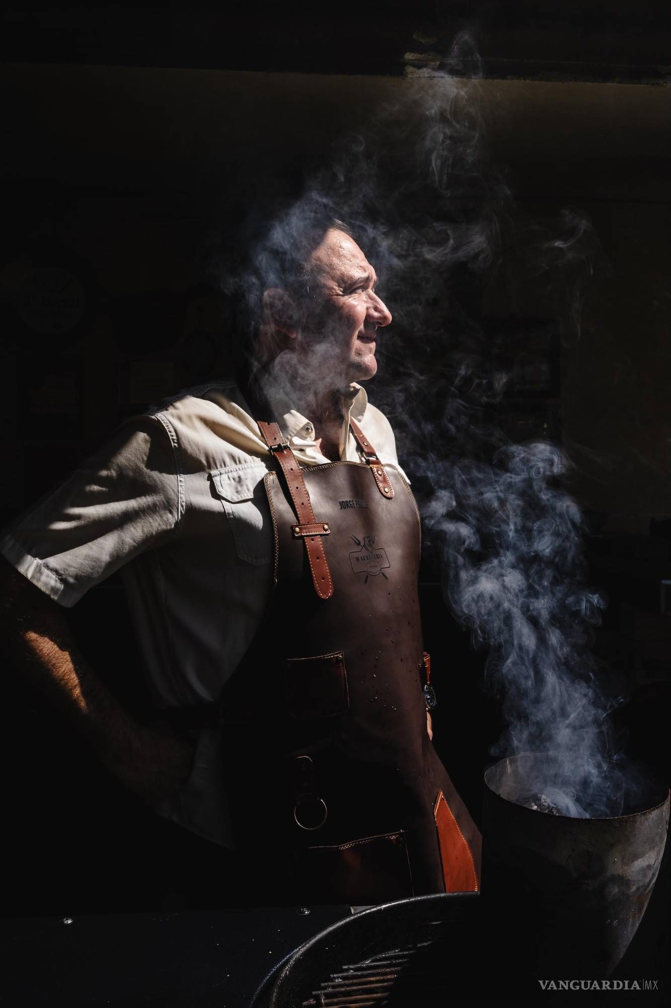 $!Entre humo y números, Jorge encuentra el punto exacto de cada corte.