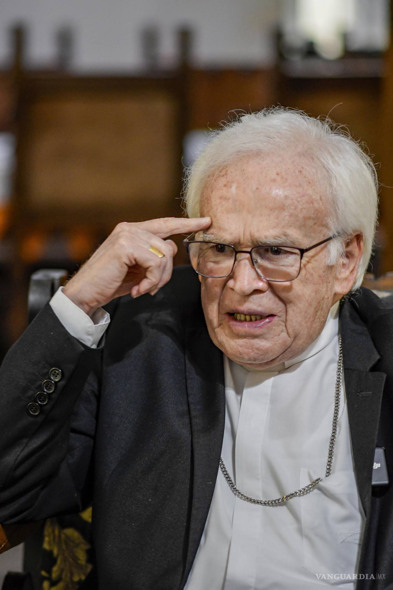 $!Gesto reflexivo de Raúl Vera, reconocido como una de las voces críticas de la Iglesia en México, cuya formación en la UNAM y el clima social del movimiento estudiantil de 1968 marcaron su visión pastoral y compromiso con las causas sociales.