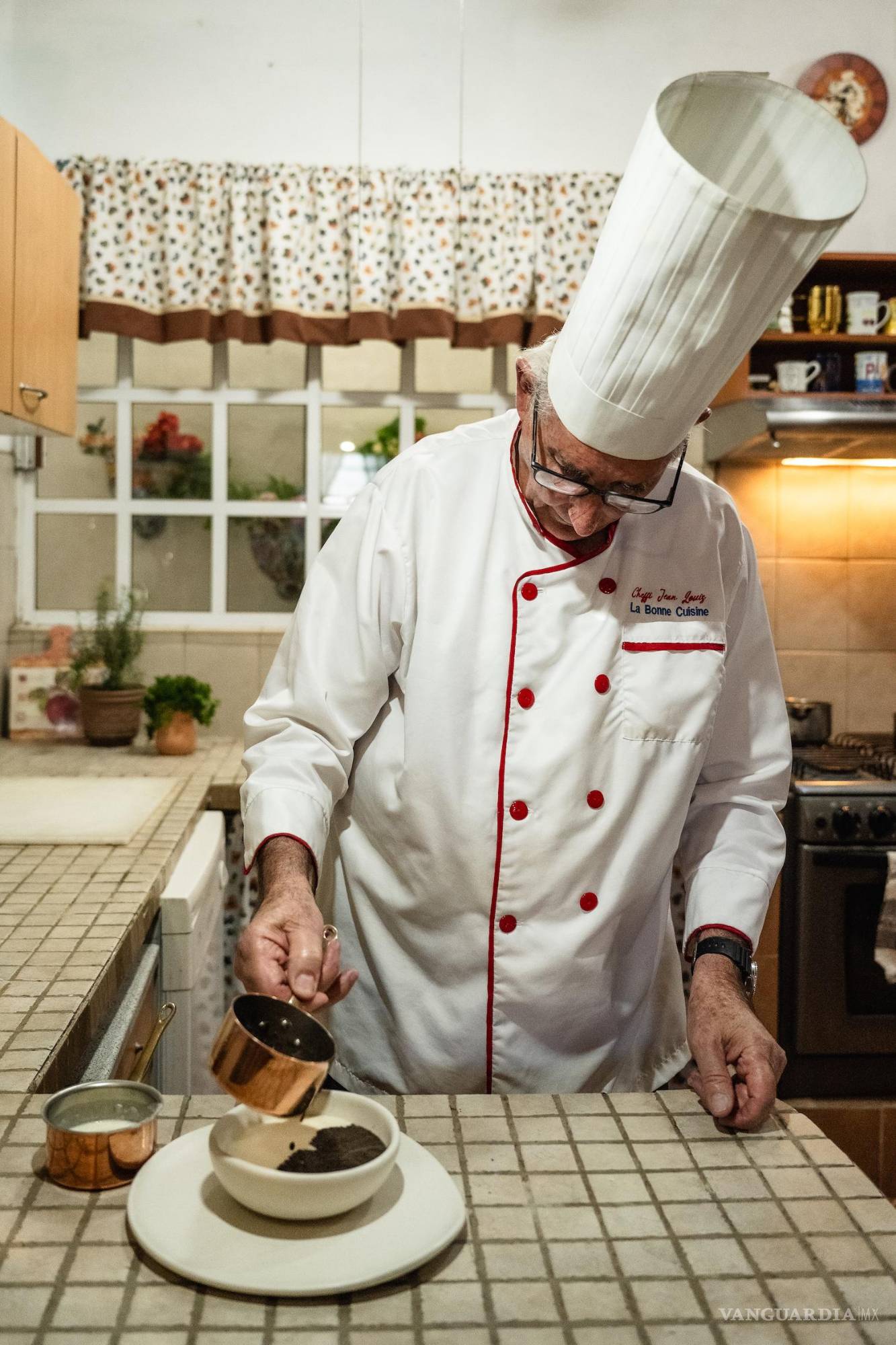 $!Con su gorro de chef, Jean Louis recuerda banquetes monumentales que ha preparado a lo largo de su carrera.