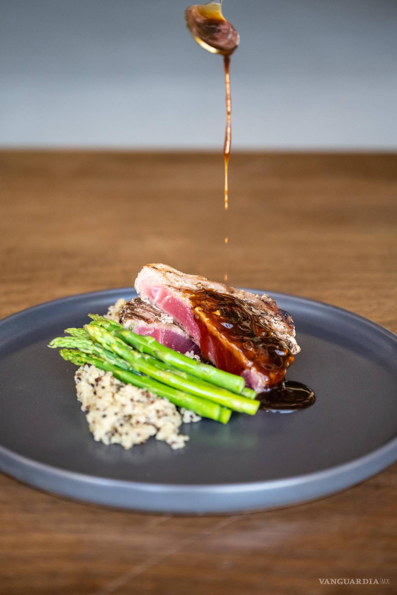 $!Leonora prepara cada platillo con precisión.