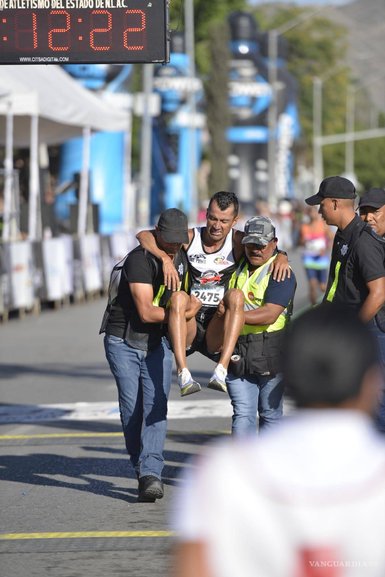 $!Algunos corredores tuvieron que ser asistidos para llegar a la meta.