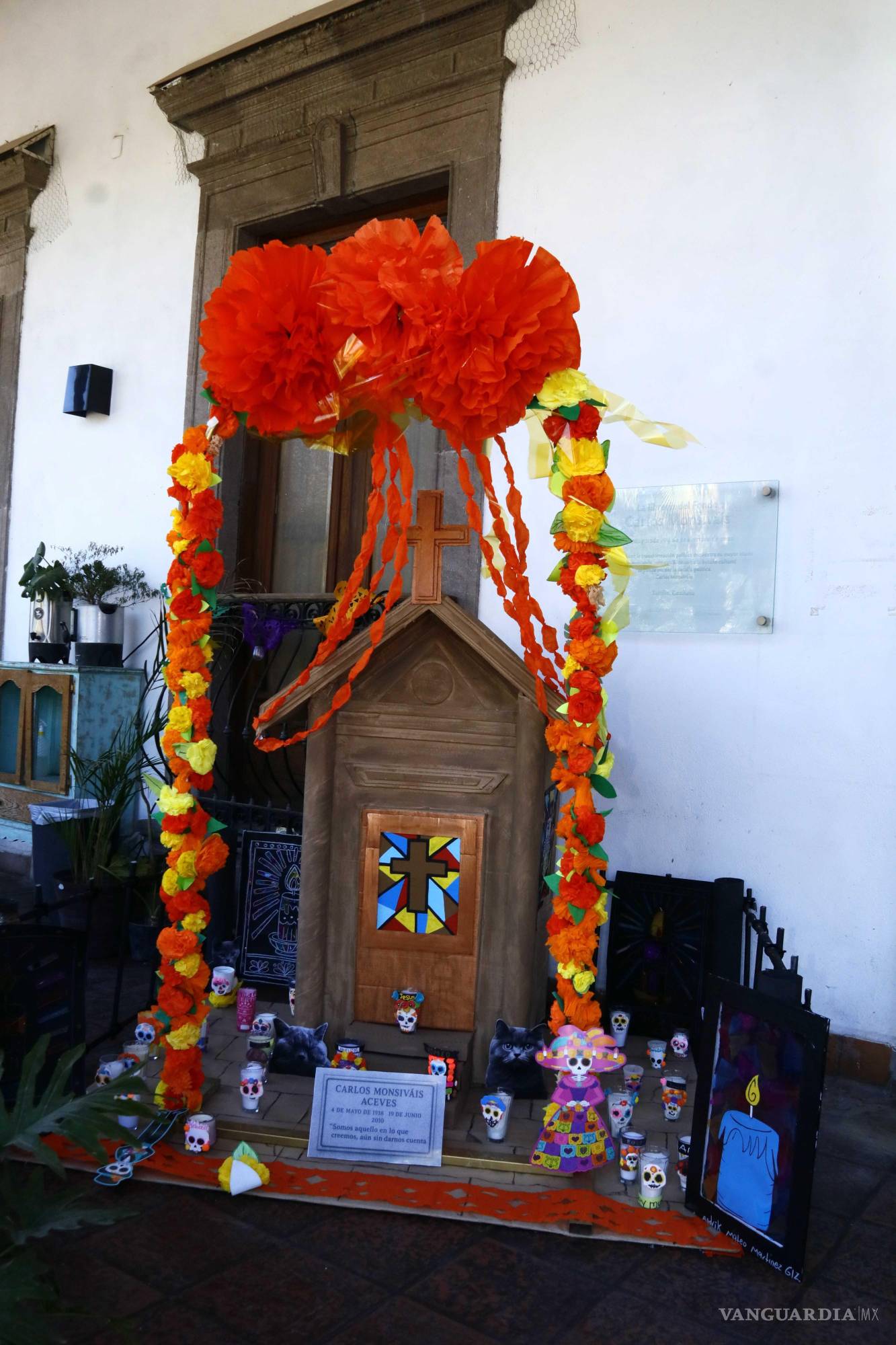 $!Mini altares, máscaras y pinturas de distintas escuelas, con pizarras para escribir mensajes a los vivos y los difuntos.