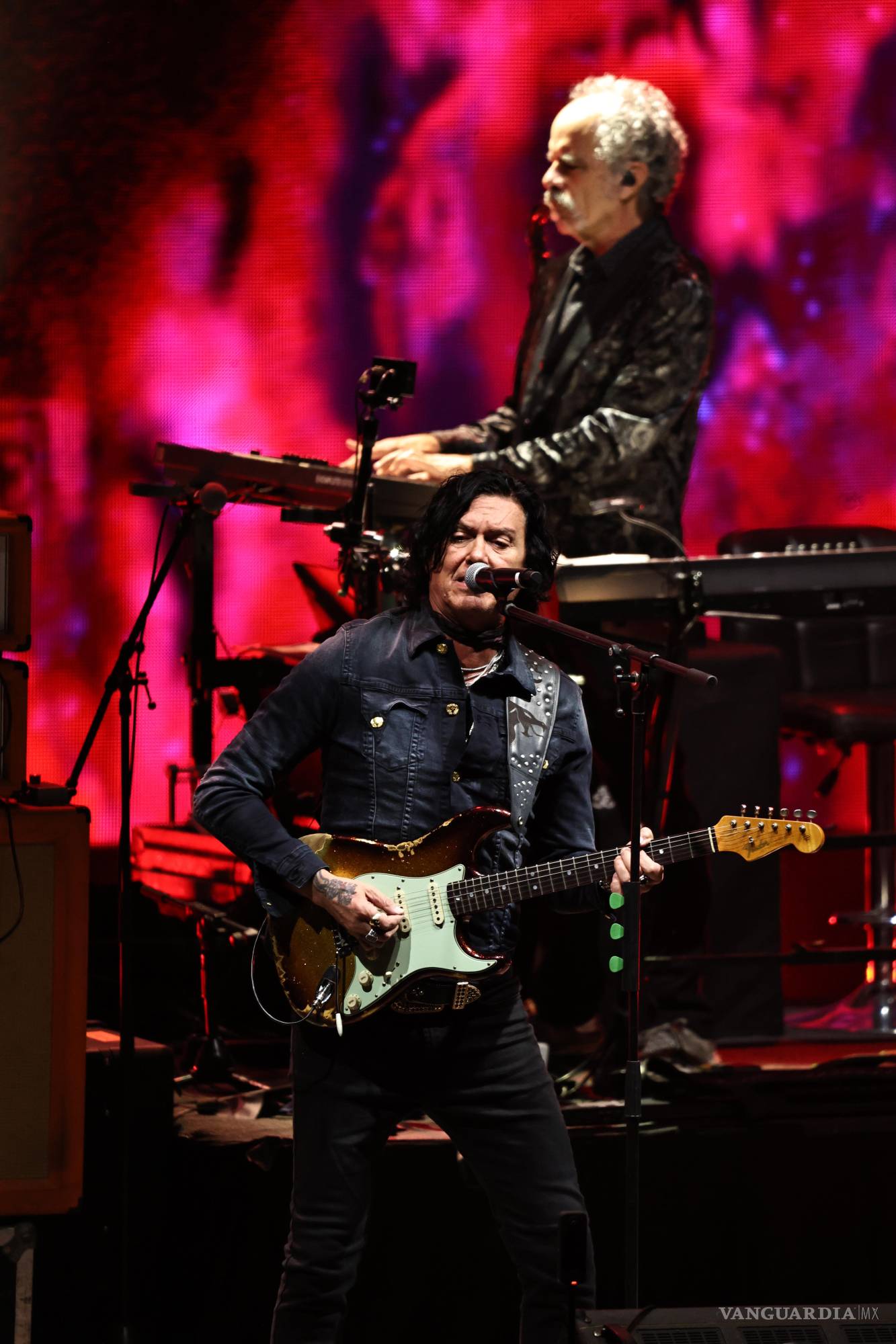 $!Caifanes, liderado por Saúl Hernández, reunió a miles de asistentes en el Auditorio del Parque Las Maravillas.