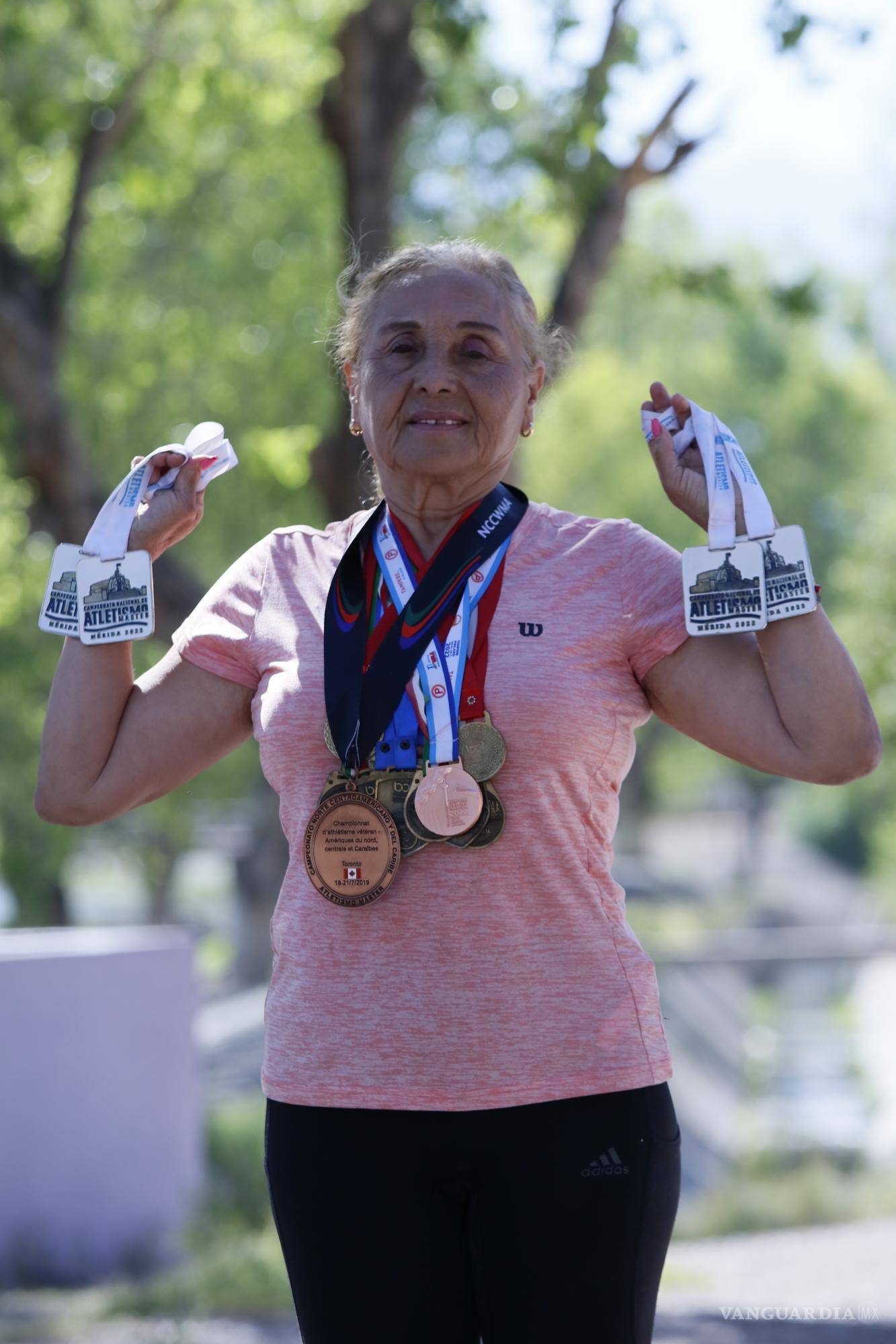 $!María de Jesús muestra con mucho orgullo algunas de las medallas que ha conseguido durante su carrera.