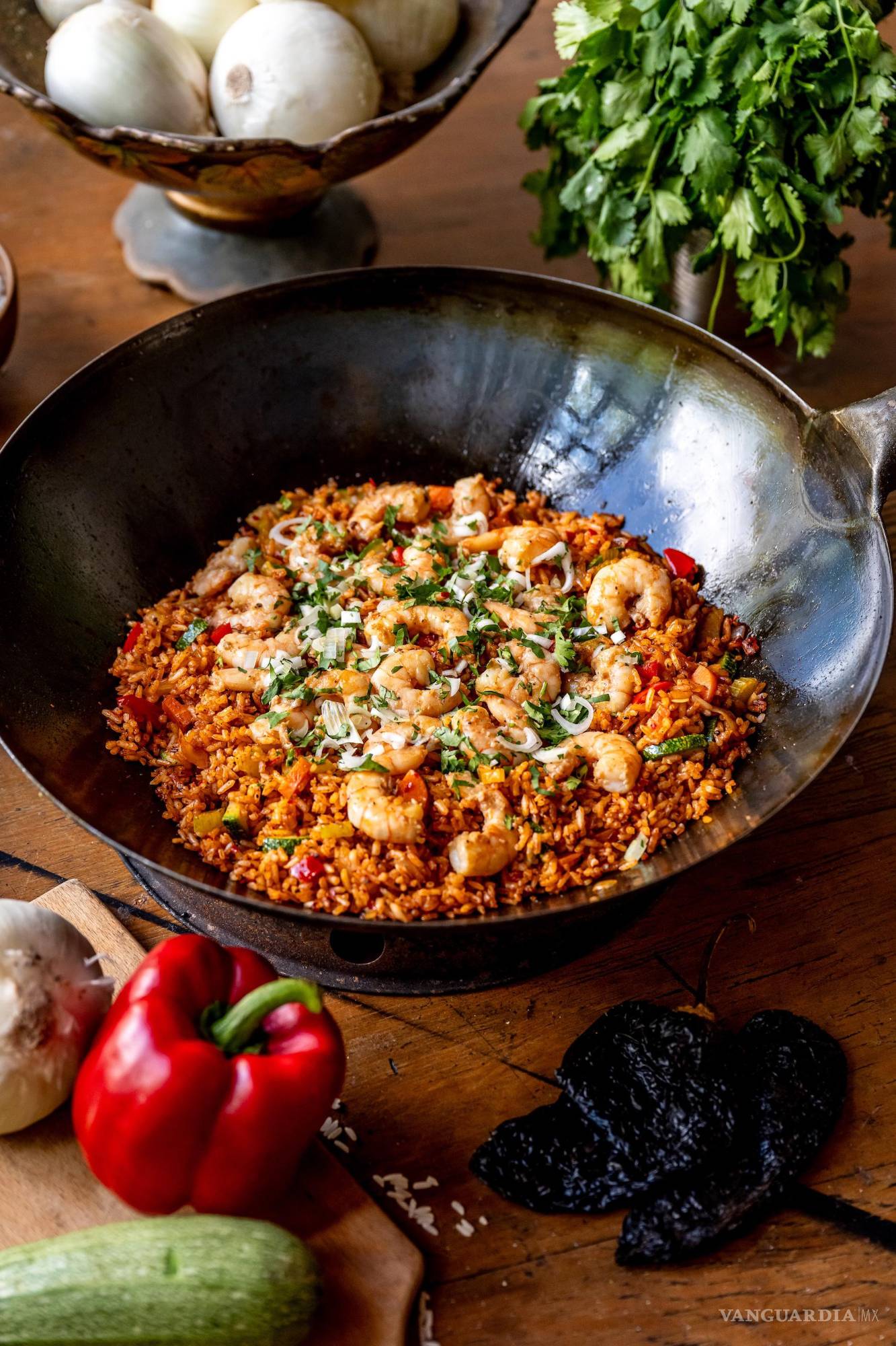 $!El arroz combina chiles cascabel y ancho con ingredientes comunes en las cocinas asiáticas, como el jengibre y la salsa de soya.