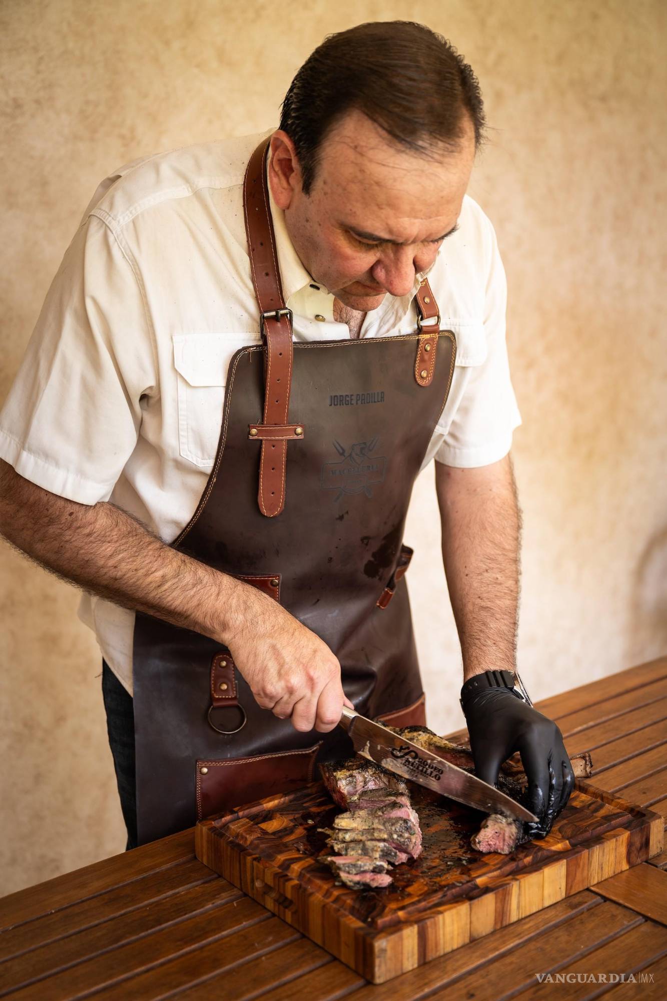 $!Jorge cortando el ribeye, listo para disfrutarse.