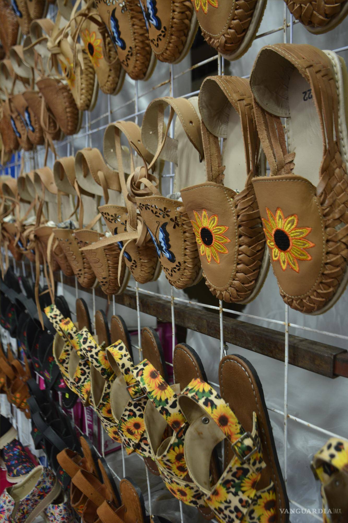 $!Hay un puesto donde puedes comprar un nuevo par de zapatos de cuero.