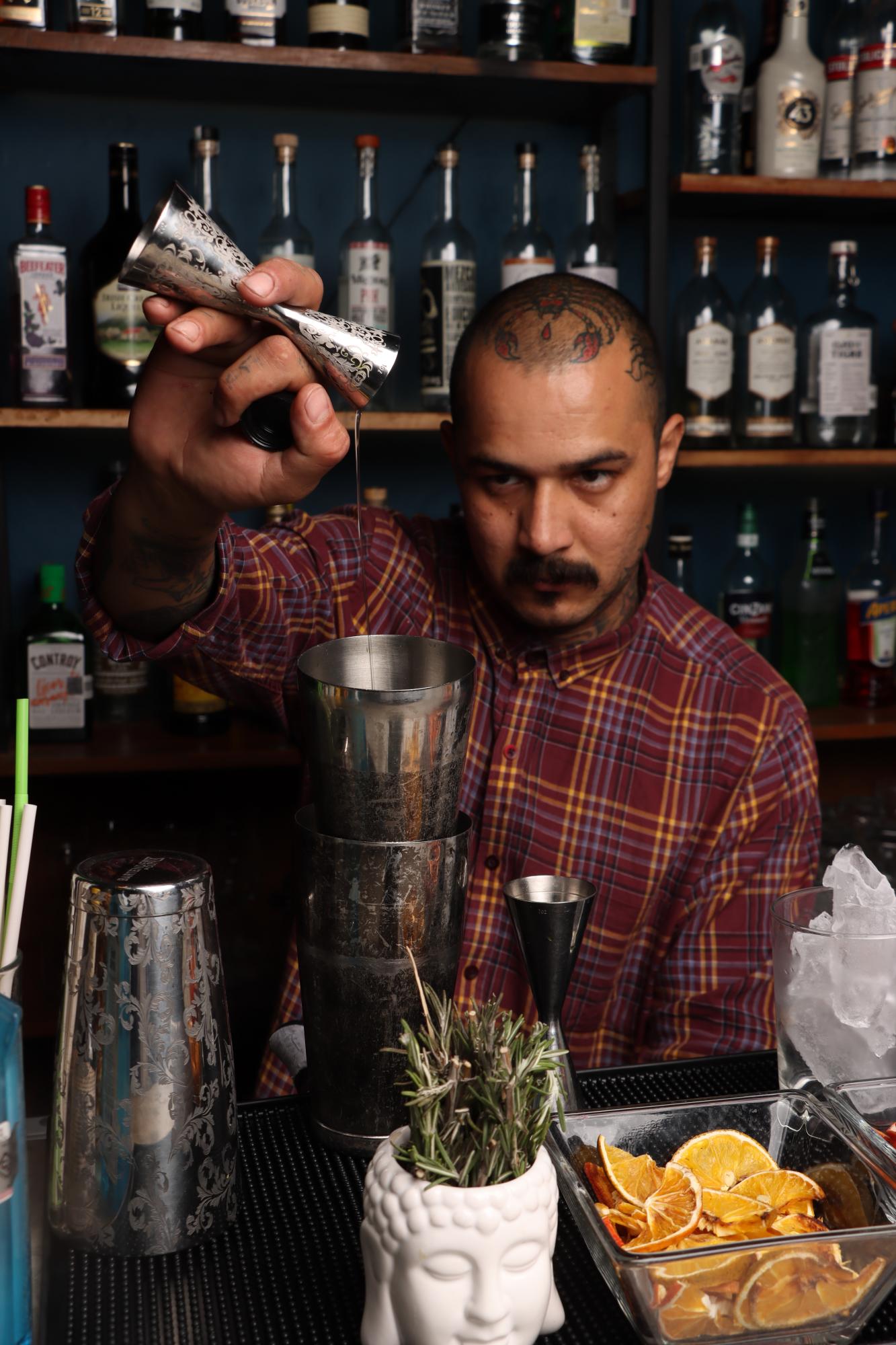 $!“Cinco” es el conocido bartender de Diente de León, quien antes de servirte cualquier trago, primero tiene que conocer tus gustos.