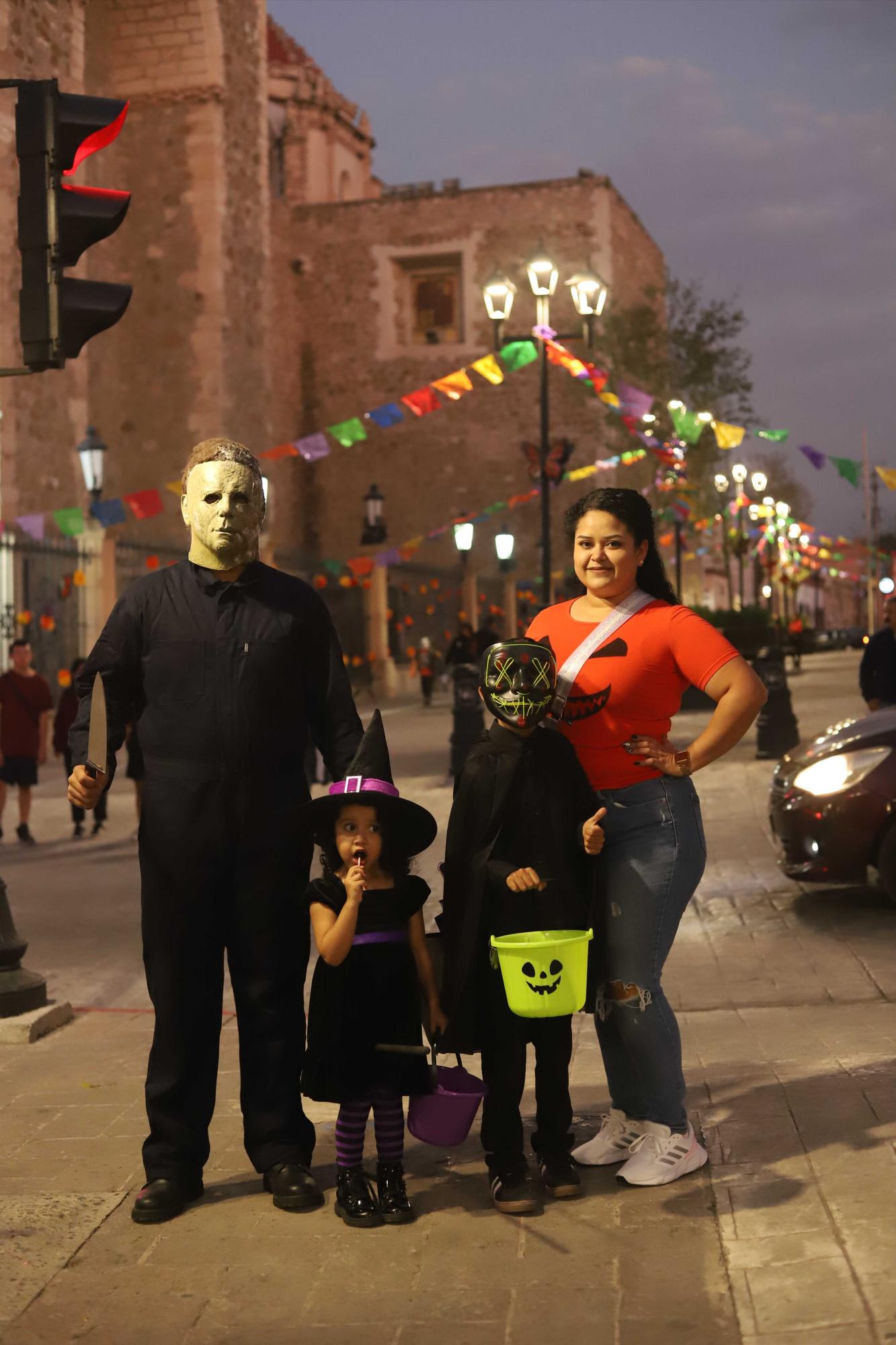 $!Familias enteras se reúnen en el Centro Histórico, compartiendo risas y dulces mientras disfrutan de la atmósfera festiva de Halloween.