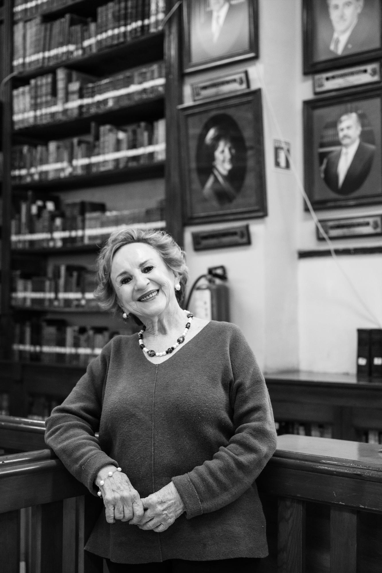 $!En la biblioteca del Ateneo, un retrato homenajea a Madsi como directora.