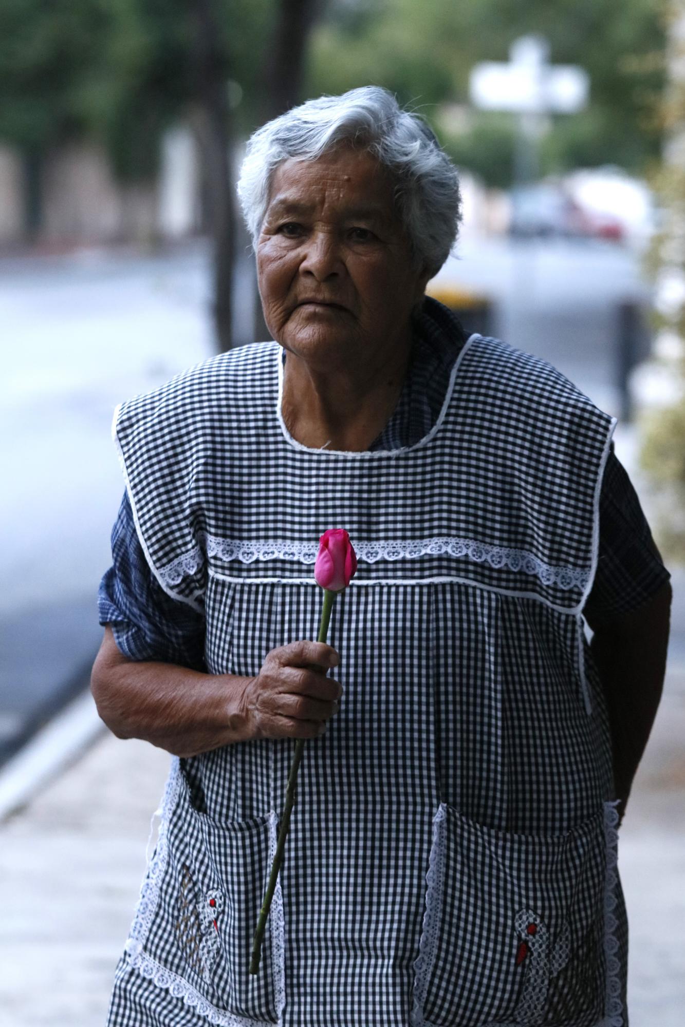 $!Antonia Ramírez, la florista de 78 años que ilumina las calles de Saltillo.