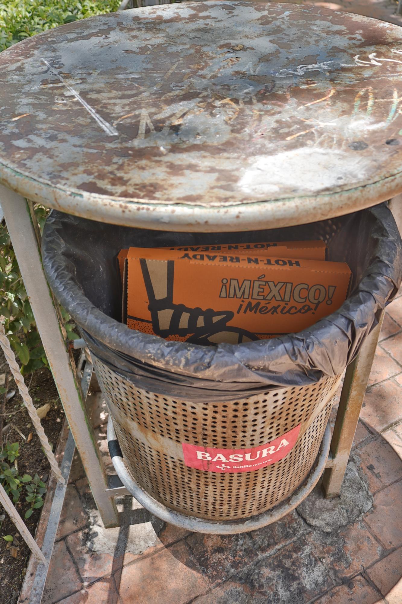 $!Las cajas de pizza se acumulan en los botes de basura y alrededores, creando un problema de residuos en esta popular zona de recreo.