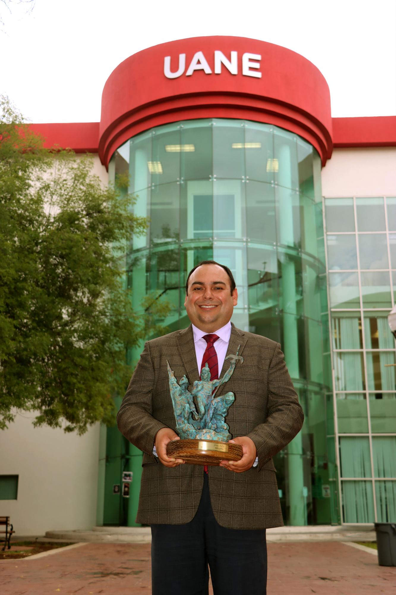 $!El ayuntamiento de Saltillo, otorgó un reconocimiento a la labor, de 50 años y de los próximos 50 años a la UANE. / Foto: Francisco Muniz