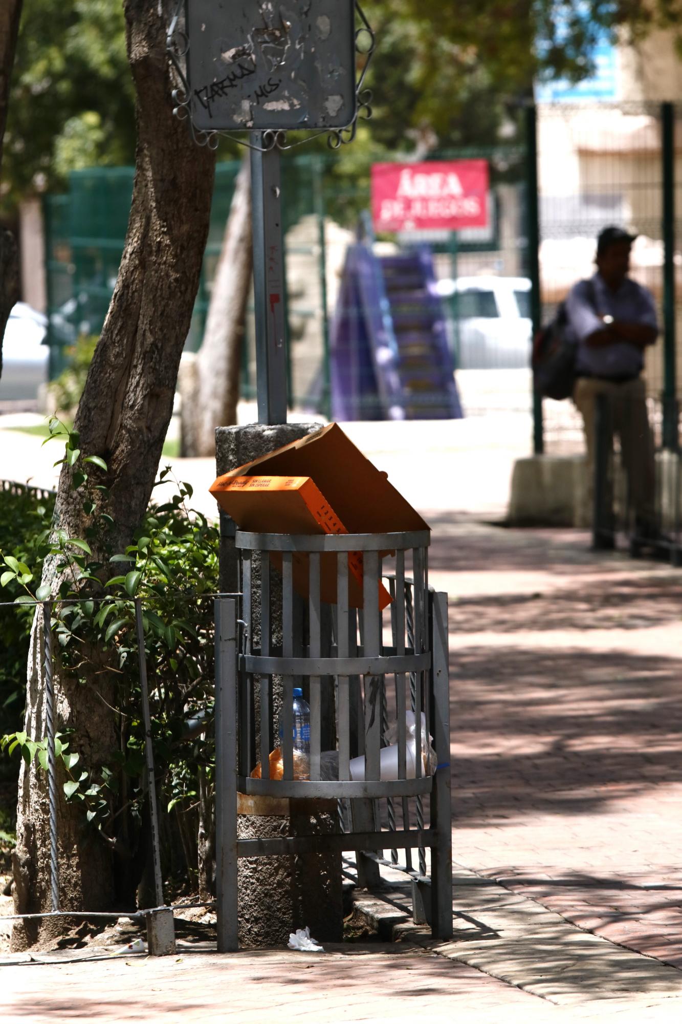 $!El representante de los comerciantes del centro, Roberto Rojas, señala la necesidad de más botes de basura para un manejo eficiente de los residuos alimenticios.