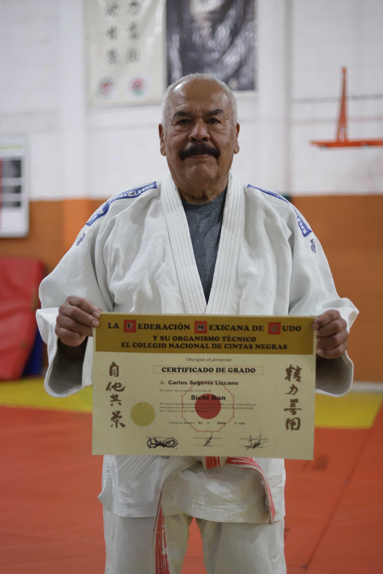 $!Hace tres semanas la Federación Mexicana de Judo le entregó un certificado oficial que avala su séptimo dan.
