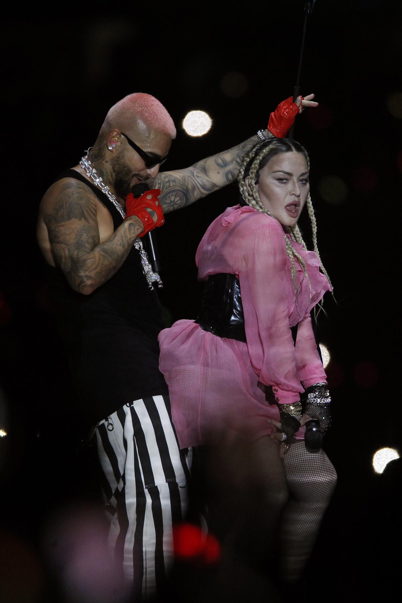 $!La cantante Madonna junto con el cantante colombiano Maluma durante su concierto Medallo en el mapa en Medellín en abril de 2022.
