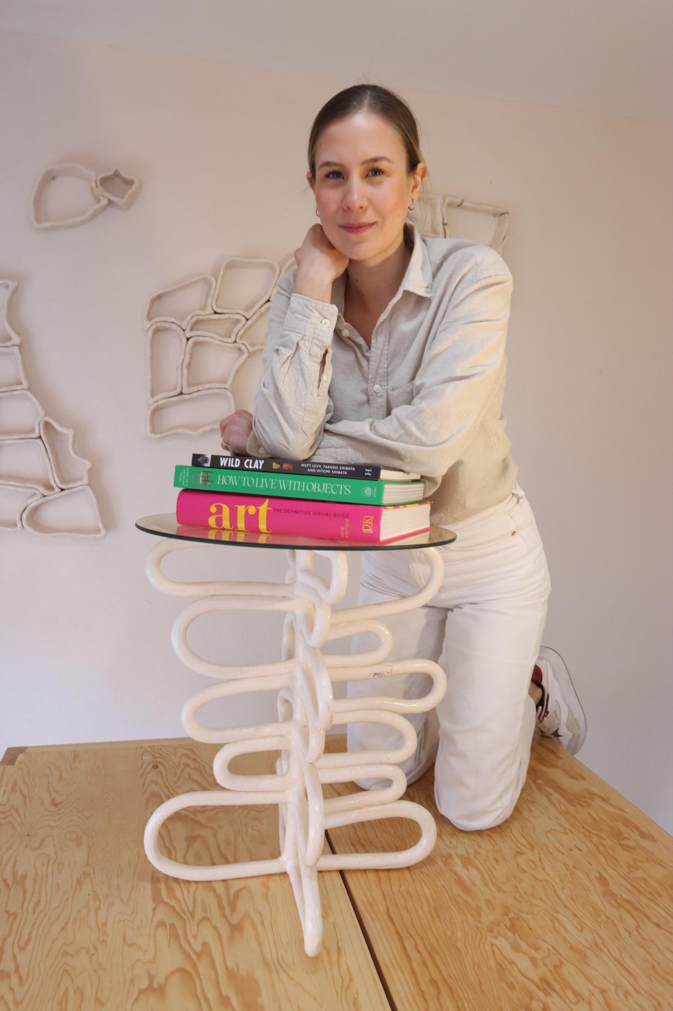 $!Mariela Gutiérrez posa con su “Blank Space”, una obra que la ha llevado hasta España.