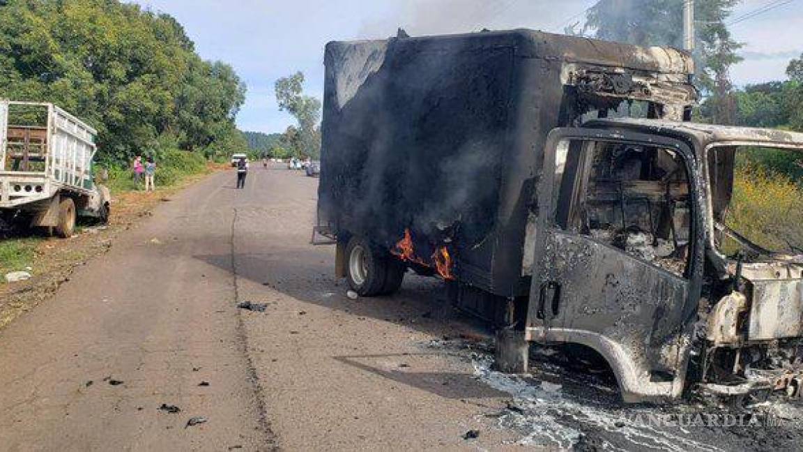 En Michoacán indígenas retienen vehículos en protesta por asesinato de once personas