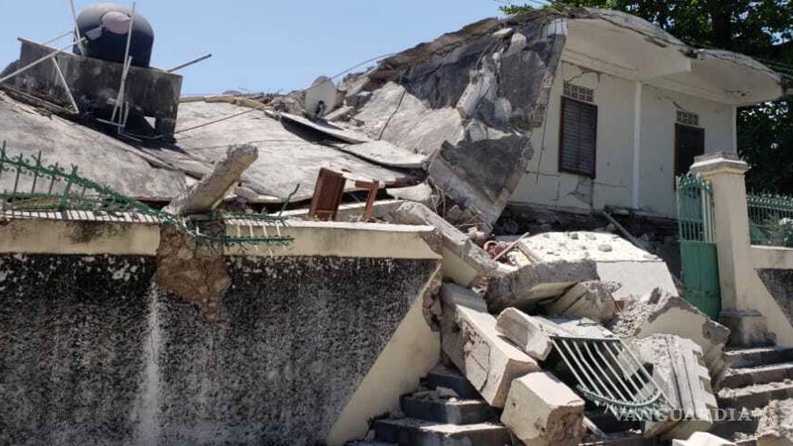 $!La residencia del obispo católico sufre daños tras un terremoto en Les Cayes, Haití. AP/Delot Jean