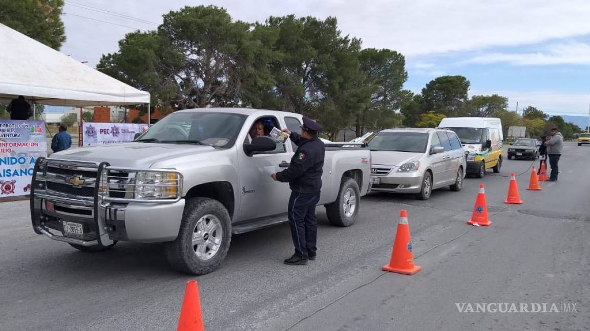 Policías dan a conocer teléfonos de emergencia a automovilistas en San Buenaventura, Coahuila