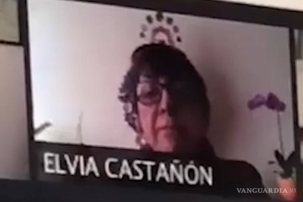 Maestra regaña a alumno por conectarse a clase desde un 'ciber'