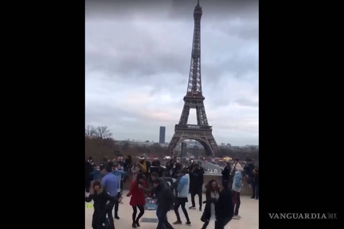 Video de mexicanos bailando 'La Chona' frente a la Torre Eiffel se hace viral