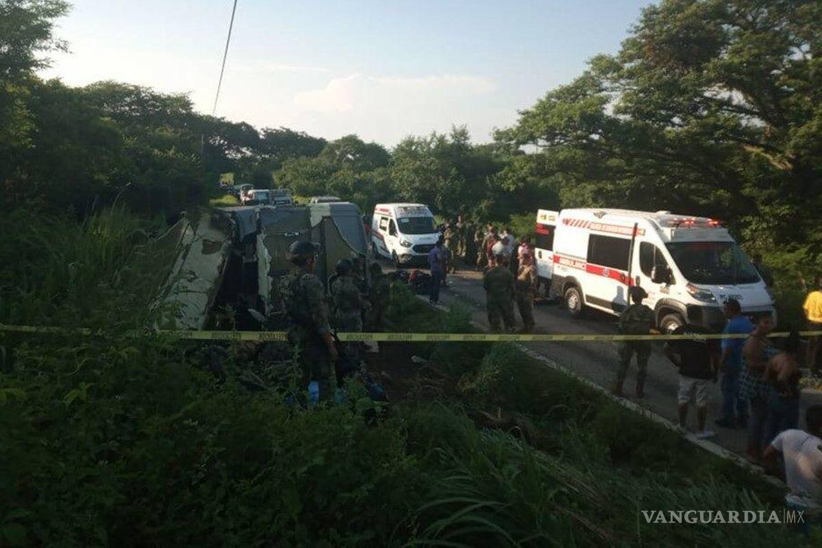 Vuelca camión de la Marina en Oaxaca; deja un muerto y 17 heridos