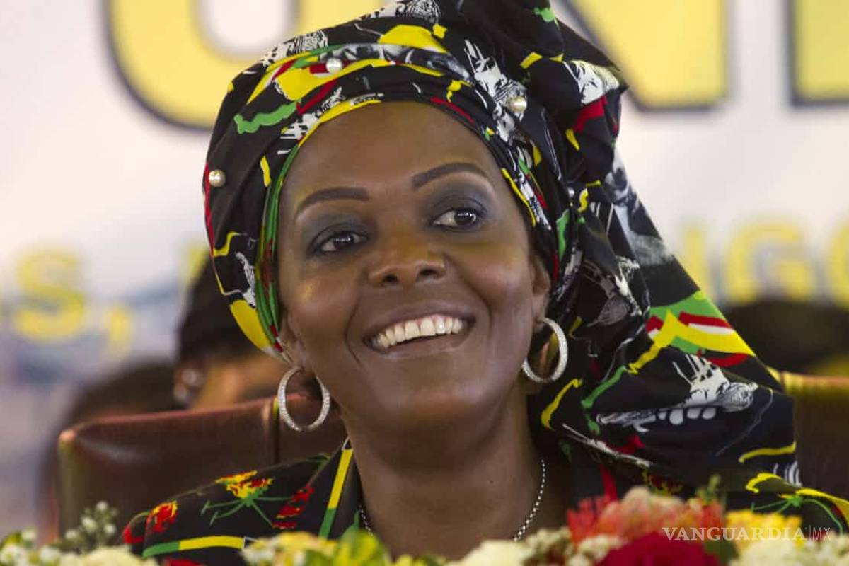 Arrestan a periodista por reportar que primera dama de Zimbabwe donó ropa interior usada