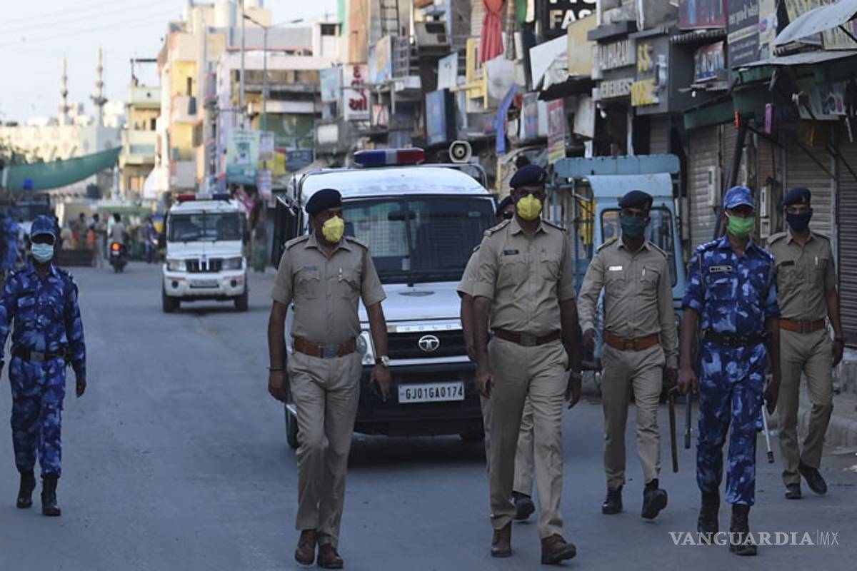 Mexicanos castigados con escribir 500 veces “lo siento” por violar confinamiento en la India