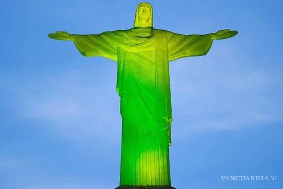 $!Monumentos y estadios de fútbol se iluminan de verde en homenaje al Chapecoense (galería)