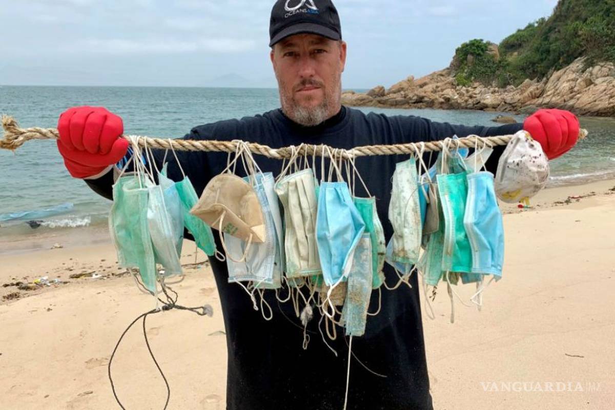 Advierten ambientalistas que cubrebocas son la 'pandemia' que está contaminando playas y mares