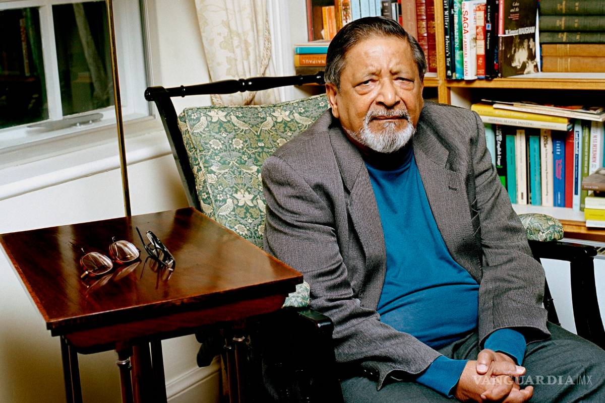 Cumple 85 años el escritor V.S. Naipaul, premio Nobel de Literatura en 2001