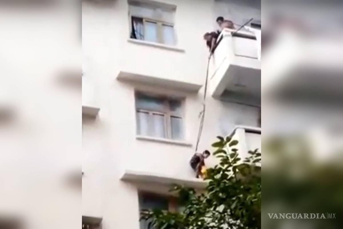 Niño rescata a su gato colgando de un cuarto piso, su abuela lo sostiene con una cuerda (video)