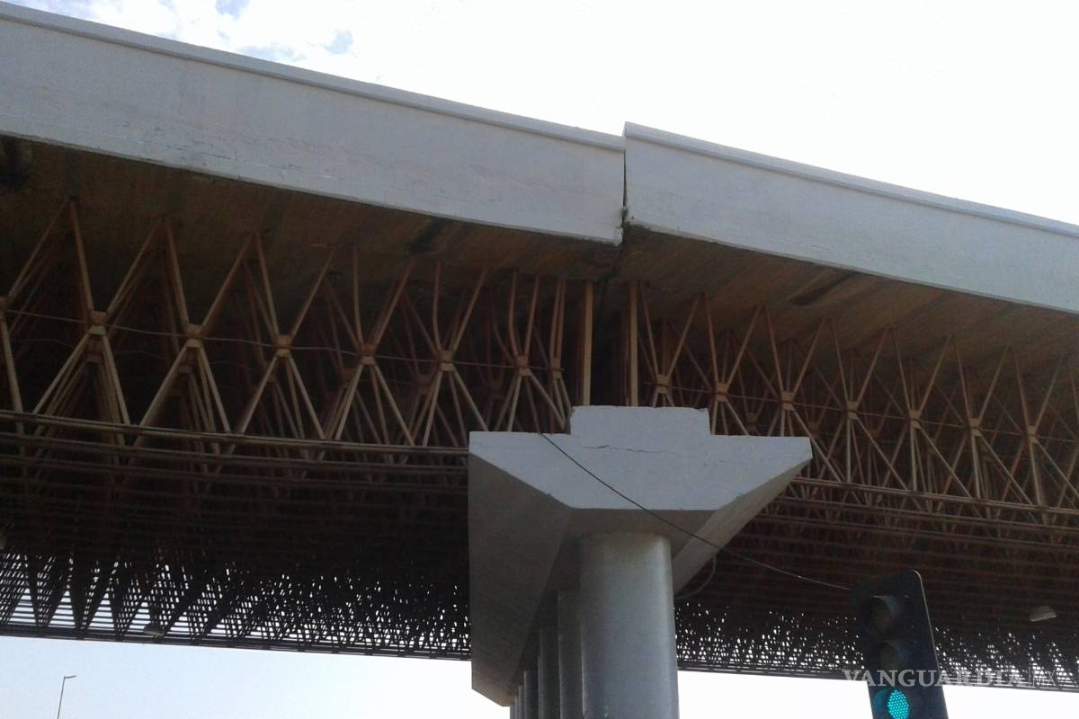 Colapsa puente en periférico Raúl López Sánchez de Torreón